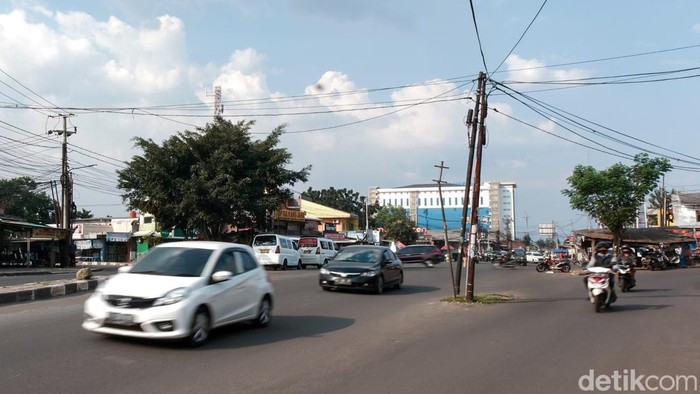 Ada 2 buah tiang berdiri di tengah jalan di Perempatan Viktor, Tangsel, Banten. Pengendara diimbau hati-hati di jalan.