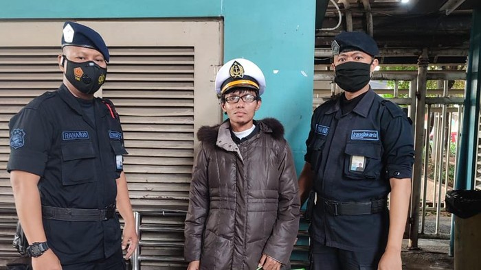 Tim keamanan PT Transportasi Jakarta (TransJakarta) mengamankan pria yang pernah viral karena diduga onani di kereta rel listrik (KRL) di Halte Grogol, Jakbar. (Dok TransJakarta) Tim keamanan PT Transportasi Jakarta (TransJakarta) mengamankan pria yang pernah viral karena diduga onani di kereta rel listrik (KRL) di Halte Grogol, Jakbar. (Dok TransJakarta)
