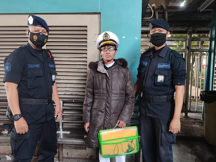 Tim keamanan PT Transportasi Jakarta (TransJakarta) mengamankan pria yang pernah viral karena diduga onani di kereta rel listrik (KRL) di Halte Grogol, Jakbar. (Dok TransJakarta)