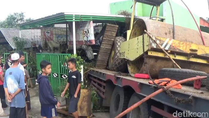 Truk tabrak rumah di Purwakarta gegara gagal nanjak.