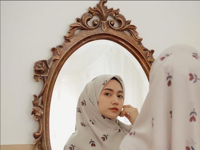 Tutorial hijab segi empat simpel, cocok untuk Hari Raya Idul Adha.