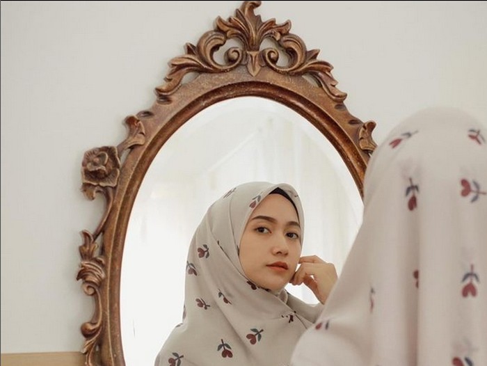 Tutorial hijab segi empat simpel, cocok untuk Hari Raya Idul Adha. Tutorial hijab segi empat simpel, cocok untuk Hari Raya Idul Adha.