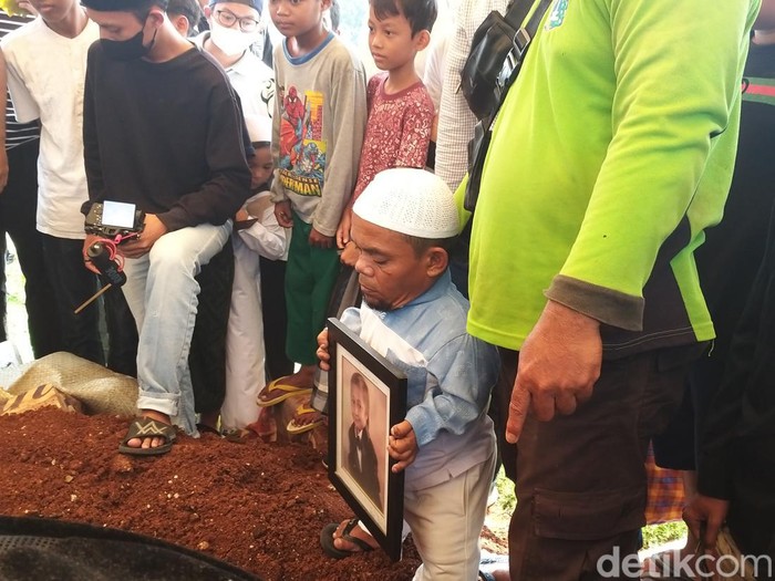 Ucok Baba datang ke pemakaman Dicky Topan,