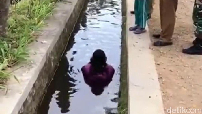 Video viral ibu berendam di parit di Ponorogo
