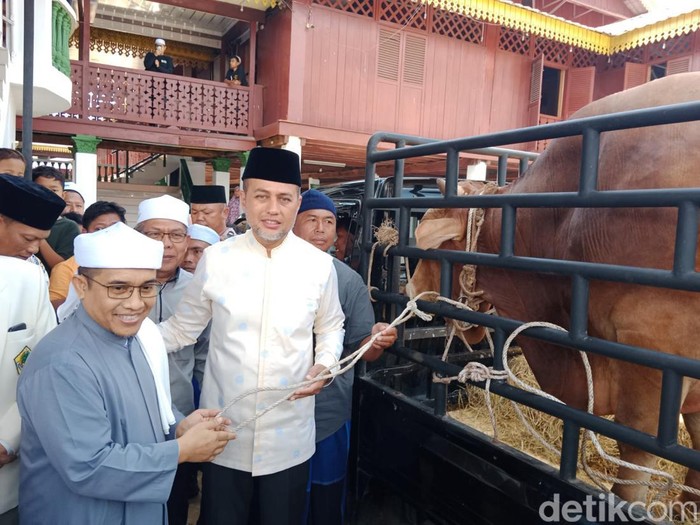Wagub Ijeck saat menyerahkan hewan kurban ke Kampung Besilam, Langkat
