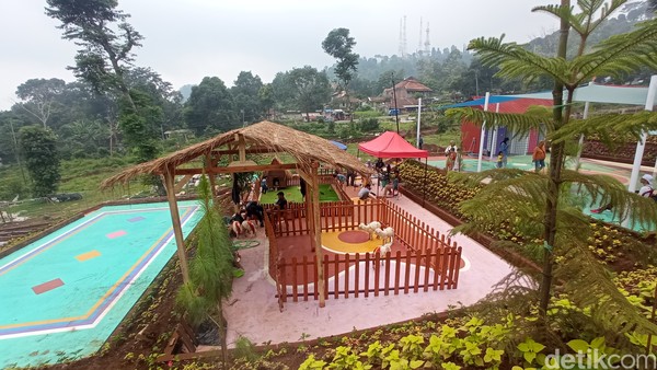 Yang ini adalah mini zoo alias kebun binatang kecil. Anak-anak bisa masuk dan melihat beberapa binatang lucu nan menggemaskan. (Bonauli/detikcom) Yang ini adalah mini zoo alias kebun binatang kecil. Anak-anak bisa masuk dan melihat beberapa binatang lucu nan menggemaskan. (Bonauli/detikcom)