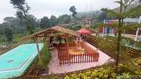 Yang ini adalah mini zoo alias kebun binatang kecil. Anak-anak bisa masuk dan melihat beberapa binatang lucu nan menggemaskan. (Bonauli/detikcom)