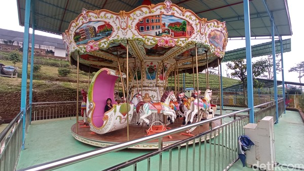 Berbagai wahana seperti trampolin, istana balon, ontang-anting, playground, kereta mini dan komedi putar tersedia di sana. (Bonauli/detikcom) Berbagai wahana seperti trampolin, istana balon, ontang-anting, playground, kereta mini dan komedi putar tersedia di sana. (Bonauli/detikcom)