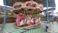 Berbagai wahana seperti trampolin, istana balon, ontang-anting, playground, kereta mini dan komedi putar tersedia di sana. (Bonauli/detikcom)