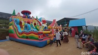 Untuk bisa menikmati wahana ini, anak-anak harus membeli tiket per wahana senilai Rp 20.000-25.000, tergantung wahananya.  (Bonauli/detikcom)