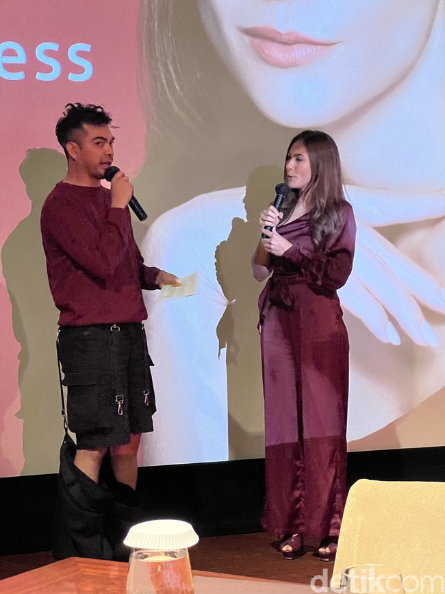 Menjadi Brand Ambassador, Wulan Guritno tampil mengenakan jumpsuit one shoulder berwarna merah. Rambut panjangnya tampak dibiarkan terurai. Dengan pulasan makeup natural, penampilannya itu tampak begitu menawan dan awet muda. Foto: Vina Oktiani/ Wolipop