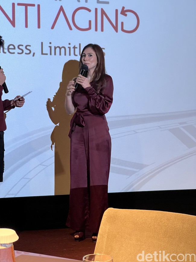 Wanita cantik yang kini telah berusia 41 tahun itu mengaku bahwa berolahraga 4 hingga 5 kali seminggu sudah menjadi kewajibannya apapun yang terjadi. Sekalipun Wulan memiliki jadwal syuting pagi, dirinya akan selalu berusaha menyempatkan diri untuk berolahraga terlebih dahulu. Foto: Vina Oktiani/ Wolipop