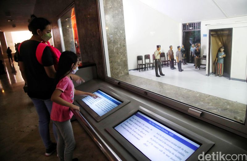 Sejumlah wisatawan mengunjungi museum Monumen Nasional (Monas), Jakarta Pusat, Selasa (5/7).
