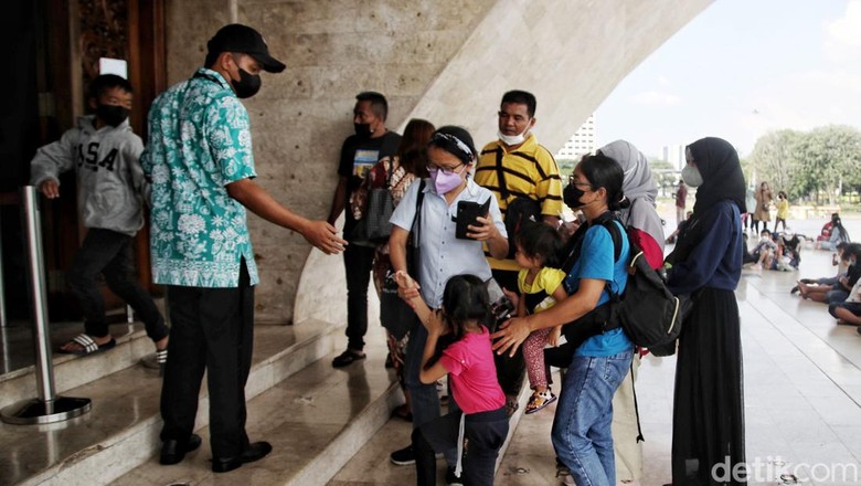Sejumlah wisatawan mengunjungi museum Monumen Nasional (Monas), Jakarta Pusat, Selasa (5/7).