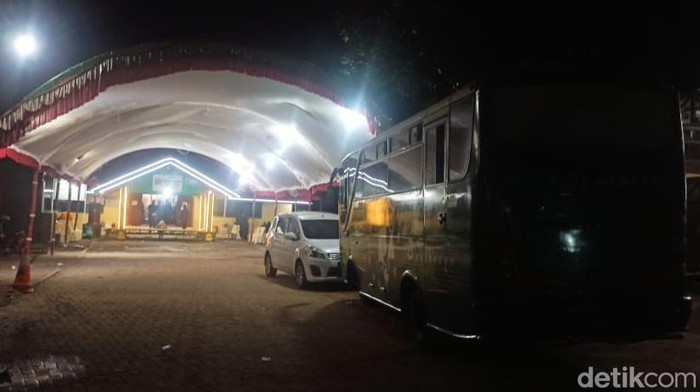 Bus yang membawa peziarah orong-orong Blora di depan makam Sunan Kalijaga.