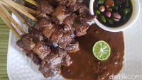 Rasa sate sapi tak kalah nikmat dengan sate kambing, apa lagi dagingnya dibumbui sebelum dibakar. Pelengkapnya saus kacang yang gurih manis. Lihat resepnya di sini. Foto: detikfood