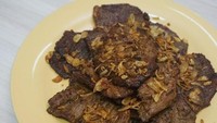 Kalau dapat daging sapi bagian paha atas atau has luar, coba olah jadi dendeng yang empuk manis ini. Bumbunya mudah didapat, termasuk gula aren dan ketumbar. Cara membuatnya ada di resep ini. Foto: detikfood