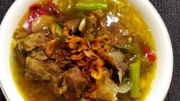 Tak melulu olahan santan dan penuh bumbu, coba bikin asem-asem daging sapi yang rasanya asam segar. Pemakaian gula jawa dan belimbing sayur atau tomat hijau jadi kuncinya. Resepnya ada di sini. Foto: Deshinta Noraviana 