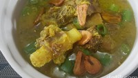 Bagian iga sapi juga sayang dilewatkan. Untuk menu istimewa, coba bikin soto iga kuah kuning. Jodohnya nasi, ketupat, atau lontong. Lihat cara membuatnya di resep ini. Foto: detikfood