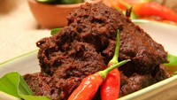 Rendang tak pernah membosankan untuk dibuat. Kalau suka rendang khas Padang yang bumbunya hitam dengan rasa gurih meresap sampai ke serat-serat daging, contek resep ini. Foto: iStock