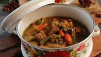 Asem-asem daging khas Wonogiri punya isian lengkap. Selain daging sapi, ada kulit melinjo, wortel, tomat, dan buncis. Segar pedas! Yuk bikin  dengan melihat resep ini. Foto: Marlia Setiarini