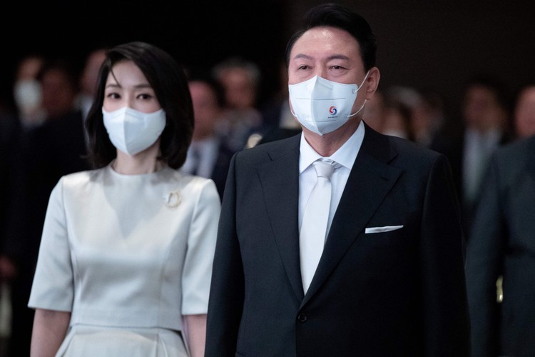 1240577317 South Koreas President Yoon Suk-yeol (R) and his wife, First Lady Kim Kun-hee, attend an inaugural dinner at a hotel in Seoul on May 10, 2022. (Photo by JEON HEON-KYUN / POOL / AFP) (Photo by JEON HEON-KYUN/POOL/AFP via Getty Images)