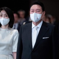 Kim Keon Hee pun mengakui kesalahannya dan meminta maaf karena telah melebih-lebihkan prestasi dan pengalaman kerjanya. Foto: POOL/AFP via Getty Images/JEON HEON-KYUN