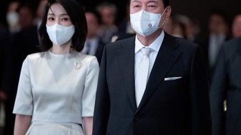 Dilansir The Straits Times, Kim Keon Hee mengambil jurusan melukis di Universitas Kyonggi. Kim kemudian melanjutkan pendidikan dengan gelar masternya dalam pendidikan seni dan akhirnya mendapatkan gelar doktor dalam desain konten digital. Foto: POOL/AFP via Getty Images/JEON HEON-KYUN