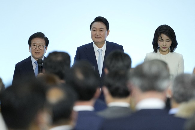 Tidak sampai di situ, Kim juga pernah mengkritik tokoh publik yang dinilai masyarakat kurang pantas terkait gerakan MeToo di Korea. Wanita 49 tahun tersebut bahkan sempat mengancam jurnalis yang mengkritik suaminya untuk dijebloskan ke penjara.Foto: POOL/AFP via Getty Images/JEON HEON-KYUN