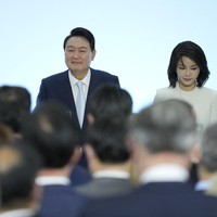 Tidak sampai di situ, Kim juga pernah mengkritik tokoh publik yang dinilai masyarakat kurang pantas terkait gerakan MeToo di Korea. Wanita 49 tahun tersebut bahkan sempat mengancam jurnalis yang mengkritik suaminya untuk dijebloskan ke penjara.Foto: POOL/AFP via Getty Images/JEON HEON-KYUN