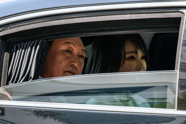 Belakangan ia kembali perbincangan karena sering hadir dalam berbagai acara resmi. Publik memperdebatkan tugas seperti apa yang harus dilakukan seorang ibu negara. Dilansir Korea Joongang Daily, para pakar memberi saran agar seharusnya ada aturan atau sistem mengenai peran istri presiden.Foto: POOL/AFP via Getty Images/JEON HEON-KYUN