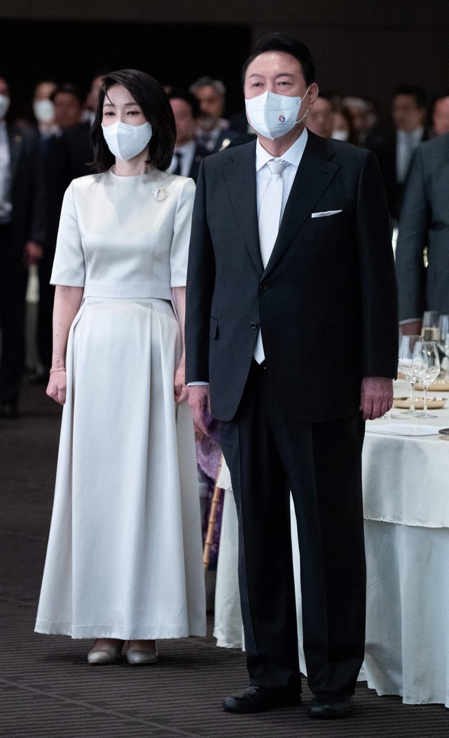 Wanita yang punya gelar doktor di bidang seni tersebut diduga pernah memalsukan riwayat pekerjaannya dalam CV. Saat melamar pekerjaan ke beberapa universitas untuk posisi dosen, ia dikatakan mengklaim pernah jadi direktur Korea Association of Game Industry, menang Korea Content Awards 2004, dan mengajar program sarjana di Hayllym University yang ternyata tidak benar. Foto: POOL/AFP via Getty Images/JEON HEON-KYUN