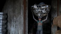 Bangladesh meratifikasi Konvensi PBB tentang hak anak (UNHCR) yang berisikan ketentuan usia minimum untuk bekerja. Nyatanya masih banyak anak-anak di Bangladesh yang terpaksa bekerja.