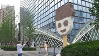 Tak hanya disatu tempat, instalasi es krim tersebut juga muncul di beberapa wilayah Beijing.