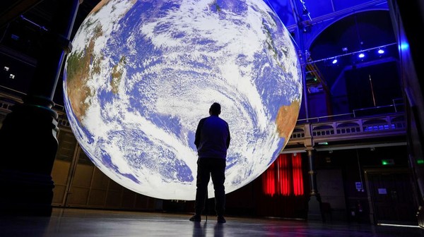 Begini penampakan sebuah instalasi seni berupa planet bumi yang dipajang di dalam Hartlepool Town Hall Theatre, Inggris, Rabu (6/7/2022).