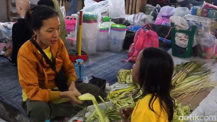 Aktivitas pedagang ketupat di Pasar Kosambi, Kota Bandung