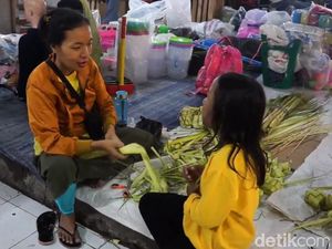 Curhat Penjual Kulit Ketupat Bandung: Untung Tak Sebagus Tahun Lalu