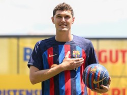 Barcelona bisa saja mendapat untung dengan menjual Andreas Christensen mengingat ia direkrut secara cuma-cuma. Namun Barcelona tidak berniat menjualnya. Foto: Getty Images/David Ramos