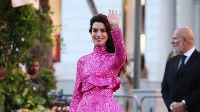 7 Foto Anne Hathaway Bak Manusia Barbie di Fashion Show Valentino