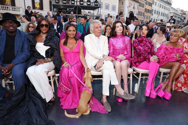 Berada di barisan depan, wanita 39 tahun ini duduk bersama insan fashion high-profile lainnya. Beberapa di antaranya Edward Enninful, Naomi Campbell, Presiden Kehormatan Valentino Giancarlo Giammetti, personil Mamamoo Hwasa dan Ariana DeBose. Foto: Getty Images/Ernesto Ruscio