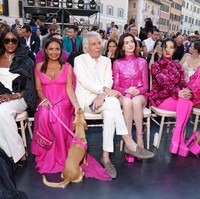 Berada di barisan depan, wanita 39 tahun ini duduk bersama insan fashion high-profile lainnya. Beberapa di antaranya Edward Enninful, Naomi Campbell, Presiden Kehormatan Valentino Giancarlo Giammetti, personil Mamamoo Hwasa dan Ariana DeBose. Foto: Getty Images/Ernesto Ruscio