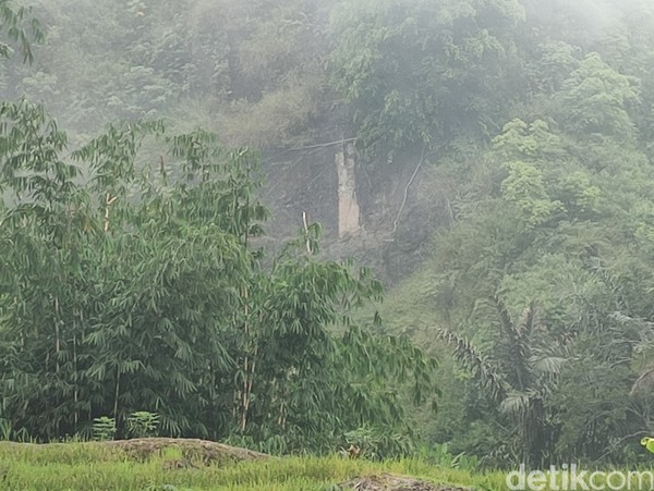 Kampung Adat Miduana, Cianjur, Jawa Barat memiliki batu besar berwarna putih dan disebut-sebut pintu ke dimensi lain. Batu putih itu berbentuk persegi panjang. Hingga kini, asal-usulnya masih misterius. Kampung Adat Miduana, Cianjur, Jawa Barat memiliki batu besar berwarna putih dan disebut-sebut pintu ke dimensi lain. Batu putih itu berbentuk persegi panjang. Hingga kini, asal-usulnya masih misterius.
