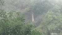 Kampung Adat Miduana, Cianjur, Jawa Barat memiliki batu besar berwarna putih dan disebut-sebut pintu ke dimensi lain. Batu putih itu berbentuk persegi panjang. Hingga kini, asal-usulnya masih misterius.