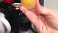 Bukan agar-agar atau lemon, ini adalah hasil telur yang dibekukan kemudian kulitnya dikelupas. Warna dari kuning telurnya begitu menyala. Foto: Pool/Site/Reddit