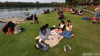 Hampir sebagian besar warga Gresik tahu. Lokasinya di Jalan Siti Fatimah binti Maimun, bersebelahan dengan Kawasan Industri Gresik (KIG). Telaga itu seakan menjadi oasis di tengah kota industri.