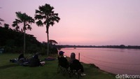 Airnya hijau dengan sejumlah pepohonan yang rindang mengitari telaga menjadikan suasana semakin sejuk. Telaga itu pun menjadi salah satu destinasi wisata di Gresik yang harus dikunjungi.