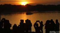 Selain keindahannya, para pengunjung bisa menikmati secangkir kopi di kafe yang tak jauh dari Telaga bekas galian semen itu. Pengunjung bisa bersantai melepas penat hingga menanti tenggelamnya matahari.
