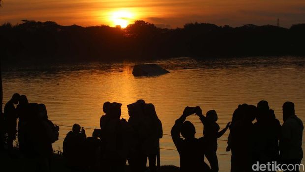 Berburu senja di Telaga Ngipik, Gresik