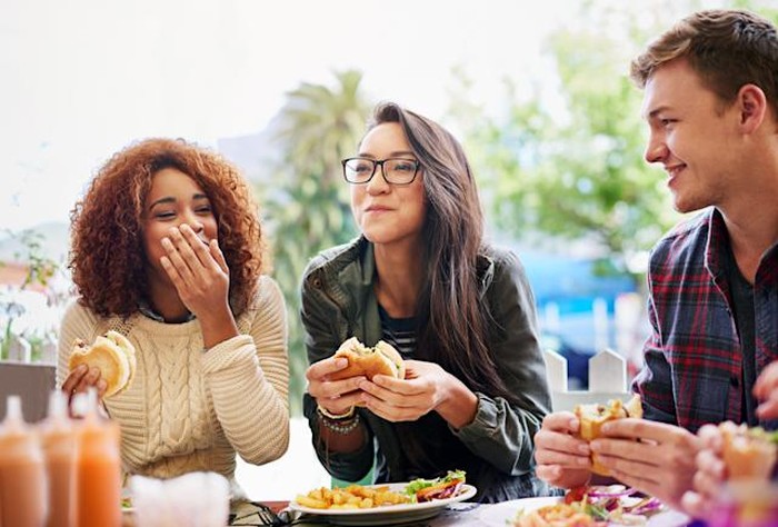 Bicara dengan Mulut Penuh Makanan Dianggap Biasa Oleh Anak Muda