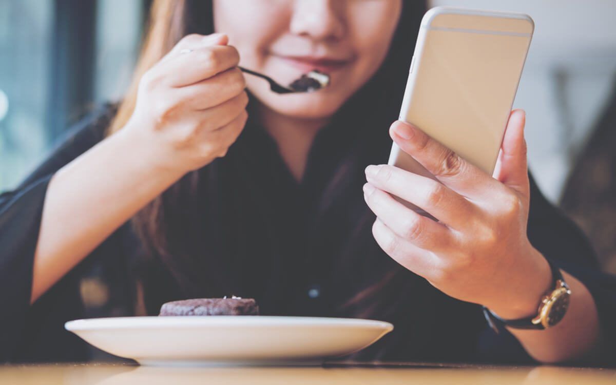 Bicara dengan Mulut Penuh Makanan Dianggap Biasa Oleh Anak Muda